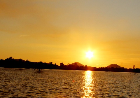 Du khách đến Hà Tiên chằm lá dừa, câu cá và ngồi vỏ lãi ngắm vẻ đẹp đầm Đông Hồ- Ảnh 2. Hoàng hôn nhuộm màu vàng rực trên mặt đầm Đông Hồ, TP Hà Tiên - Ảnh: C.CÔNG