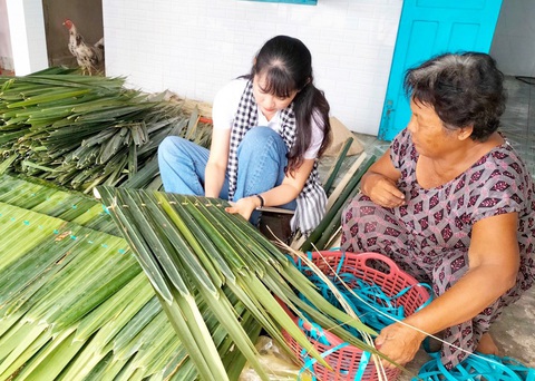 Du khách đến Hà Tiên chằm lá dừa, câu cá và ngồi vỏ lãi ngắm vẻ đẹp đầm Đông Hồ- Ảnh 1. Làng nghề chằm lá dừa ở đầm Đông Hồ, TP Hà Tiên có từ lâu đời, giờ trở thành nét đẹp của người dân địa phương - Ảnh: M.QUYÊN