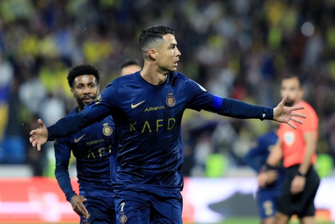 Ronaldo lập hat-trick trận thứ 2 liên tiếp- Ảnh 1. Niềm vui của Ronaldo sau khi ghi bàn vào lưới Abha - Ảnh: REUTERS