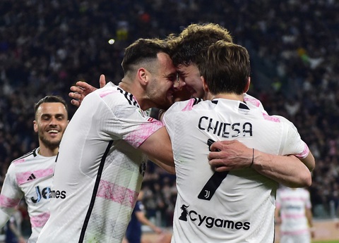 Tin tức thể thao sáng 3-4: Tottenham bị West Ham cầm chân- Ảnh 2. Niềm vui của các cầu thủ Juventus sau khi ghi bàn vào lưới Lazio - Ảnh: REUTERS