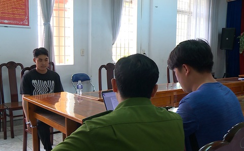 Nghi phạm Hoàng (bìa trái) bị công an bắt giữ và lấy lời khai - Ảnh: T.D. Hoàng (bìa trái) bị công an bắt giữ và lấy lời khai - Ảnh: T.D.