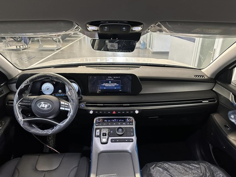 Tin tức giá xe: Hyundai Palisade giảm 100 triệu tại đại lý, tiệm cận Santa Fe phân khúc dưới- Ảnh 4. Nội thất Hyundai Palisade có nhiều trang bị tiện nghi hiện đại như ghế trước chỉnh điện 12 hướng, màn hình 12,3 inch trung tâm, âm thanh 12 loa Infinity, cửa sổ trời toàn cảnh, ghế da Nappa, trần xe da lộn...
