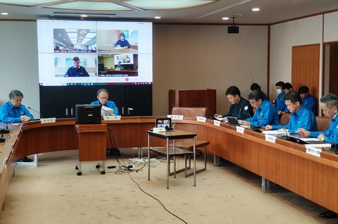 Nguy cơ sóng thần sau vụ động đất mạnh ở Đài Loan đã qua- Ảnh 2. Thống đốc Okinawa Denny Tamaki (giữa) tham gia cuộc họp về kiểm soát thảm họa tại văn phòng ở Naha, Okinawa ngày 3-4 ngay sau khi có thông tin động đất mạnh ở Đài Loan - Ảnh: AFP