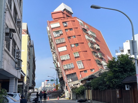 Người dân nhìn một tòa nhà đổ nghiêng do động đất ở thành phố Hoa Liên, Đài Loan ngày 3-4 - Ảnh: CNA/AFP Người dân nhìn một tòa nhà đổ nghiêng do động đất ở thành phố Hoa Liên, Đài Loan ngày 3-4 - Ảnh: CNA/AFP