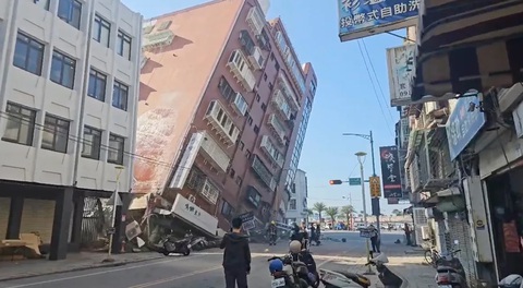 Tòa nhà nghiêng đổ ở Hoa Liên, Đài Loan sáng 3-4 - Ảnh: CNN/TVBS Tòa nhà nghiêng đổ ở Hoa Liên, Đài Loan sáng 3-4 - Ảnh: CNN/TVBS