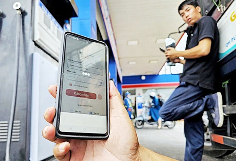 Các tài xế không thể truy cập app PVOIL Easy để quét mã QR khi đổ xăng dầu đối với khách hàng doanh nghiệp sau khi bị tấn công (ảnh chụp ngày 3-4) - Ảnh: NGỌC HIỂN Các tài xế không thể truy cập app PVOIL Easy để quét mã QR khi đổ xăng dầu đối với khách hàng doanh nghiệp sau khi bị tấn công (ảnh chụp ngày 3-4) - Ảnh: NGỌC HIỂN