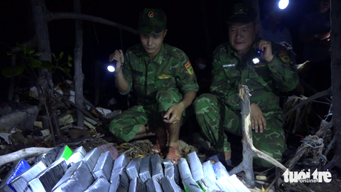 52 gói cocaine trôi dạt vào bờ biển Gò Công- Ảnh 1. Lực lượng chức năng kiểm tra các gói trôi dạt vào vùng biển Gò Công - Ảnh: HOÀI THƯƠNG