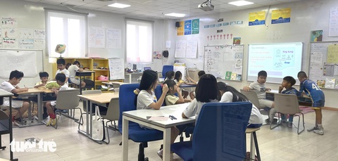 Học sinh Trường quốc tế Mỹ đã đến trường, học theo môn, nhóm lớp do thiếu giáo viên- Ảnh 3. Một lớp học tại Trường quốc tế AISVN sáng 3-4 - Ảnh: ĐÀO THU