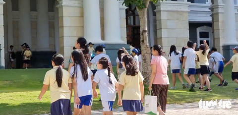 Học sinh Trường quốc tế Mỹ đã đến trường, học theo môn, nhóm lớp do thiếu giáo viên- Ảnh 1. Nhiều học sinh Trường quốc tế AISVN đến trường học trở lại vào sáng 3-4 - Ảnh: ĐÀO THU