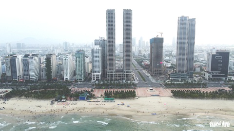 Cận cảnh các tòa tháp ven biển Đà Nẵng được chuyển đổi từ condotel sang chung cư- Ảnh 3. Việc cho chuyển từ condotel sang căn hộ chung cư khiến nhiều người lo ngại về quá tải hạ tầng khu vực này