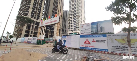 Cận cảnh các tòa tháp ven biển Đà Nẵng được chuyển đổi từ condotel sang chung cư- Ảnh 4. Cổng vào dự án phía đường Phạm Văn Đồng