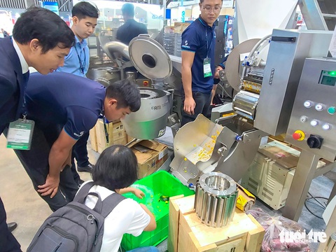 310 gian hàng giới thiệu thiết bị mới, công nghệ tiên tiến ngành bao bì- Ảnh 2. Khách tham quan được trải nghiệm các máy móc cỡ khủng chân thực như tại nhà máy - Ảnh: NHẬT XUÂN