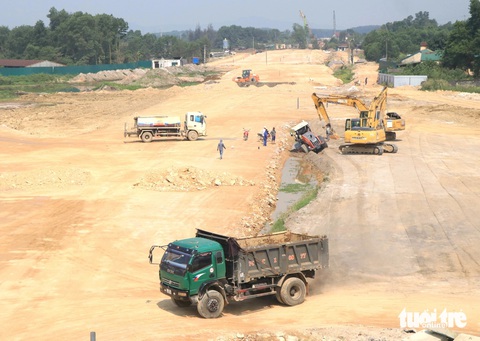 Công nhân 'vượt nắng' thi công dự án cao tốc Bắc - Nam- Ảnh 1. Ngày 3-4, tại công trường dự án cao tốc Bắc - Nam đoạn qua xã Lưu Vĩnh Sơn (huyện Thạch Hà, Hà Tĩnh) do Tổng công ty 319 (Bộ Quốc phòng) thi công, công nhân, máy móc đang hối hả làm việc. Dù mới 9h sáng nhưng trời đã rất nắng nóng, oi bức, khiến công nhân làm việc khá vất vả, trên người nhễ nhại mồ hôi - Ảnh: LÊ MINH