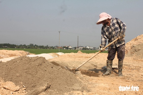 Công nhân 'vượt nắng' thi công dự án cao tốc Bắc - Nam- Ảnh 2. Anh Lê Quý Thận (ngụ tại xã Thạch Ngọc, huyện Thạch Hà) cho biết anh thi công hạng mục cầu cho dự án cao tốc Bắc - Nam từ đầu năm 2024. Bình thường công việc đã vất vả nhưng mấy hôm nay trời nóng bức nên quá trình làm việc nhanh xuống sức - LÊ MINH