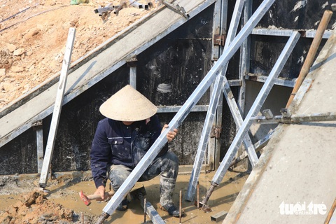 Công nhân 'vượt nắng' thi công dự án cao tốc Bắc - Nam- Ảnh 3. Những ngày này để tránh nắng, anh Thận cùng nhóm công nhân thi công cầu đã được điều chỉnh thời gian làm việc, buổi sáng 5h-10h, buổi chiều 14h30-18h - Ảnh: LÊ MINH