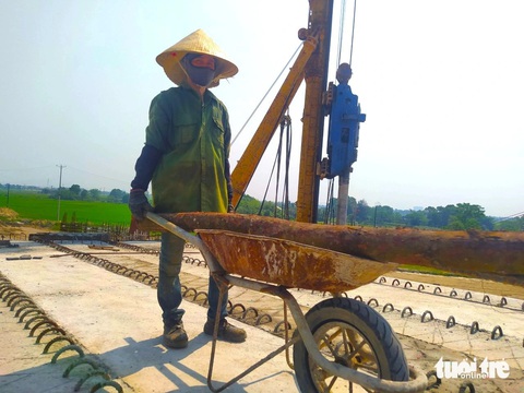 Công nhân 'vượt nắng' thi công dự án cao tốc Bắc - Nam- Ảnh 7. Cũng theo anh Thuấn, với đặc thù thời tiết ở Hà Tĩnh rất khắc nghiệt, mùa hè nhiệt độ lên đến 40 độ C, để tránh nắng và đảm bảo sức khỏe làm việc cho người lao động, đơn vị đã thay đổi khung thời gian làm việc trong ngày một cách hợp lý - LÊ MINH