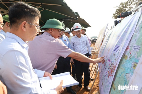 Phó phụ trách Ban A Phan Xuân Bách (người đội mũ cối, chỉ bản đồ) 2 lần thi rót và cũng hcwa được nâng hạng lên chuyên viên chính để bổ nhiệm làm giám đốc đơn vị này - Ảnh: TRUNG TÂN Ông Phan Xuân Bách (người đội mũ cối, chỉ bản đồ) làm phó giám đốc phụ trách Ban A của Đắk Lắk 2 năm nay - Ảnh: TRUNG TÂN
