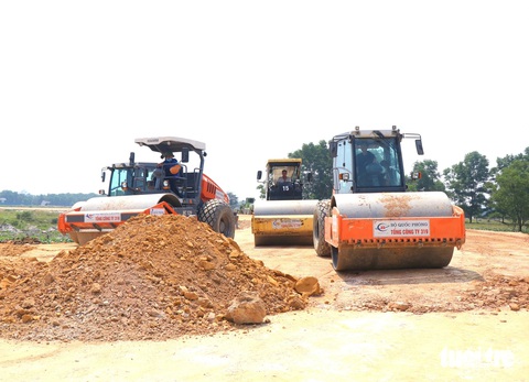 Công nhân 'vượt nắng' thi công dự án cao tốc Bắc - Nam- Ảnh 9. Tổng công ty 319 cho biết đơn vị này đang huy động tối đa máy móc, thực hiện làm việc