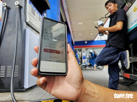 PVOIL đã cấp lại hóa đơn điện tử, app dự kiến tái hoạt động ngày mai- Ảnh 2. Các tài xế không thể truy cập app PVOIL Easy để quét mã QR khi đổ xăng dầu đối với khách hàng doanh nghiệp - Ảnh: NGỌC HIỂN
