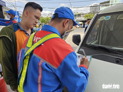 PVOIL đã cấp lại hóa đơn điện tử, app dự kiến tái hoạt động ngày mai- Ảnh 3. Mỗi tài xế đều cung cấp các thông tin để nhân viên cửa hàng xăng dầu ghi lại thông tin, khi hệ thống hóa đơn điện tử của doanh nghiệp này ngưng trệ do tin tặc tấn công. Tuy nhiên đến chiều 3-4, PVOIL đã có thể phát hành hóa đơn điện tử và phiếu xuất kho qua hệ thống công nghệ thông tin của một đơn vị cung cấp dịch vụ - Ảnh: NGỌC HIỂN
