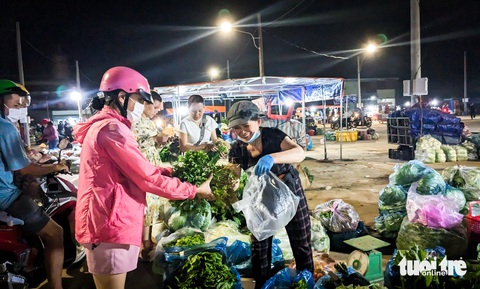 Chợ đêm Pleiku dời sang nơi mới, tiểu thương kêu chật, phường nói sẽ rà soát lại- Ảnh 1. Tiểu thương chợ đêm Pleiku buôn bán tại chợ mới ở đường Nguyễn Văn Linh, phường Ia Kring - Ảnh: TẤN LỰC