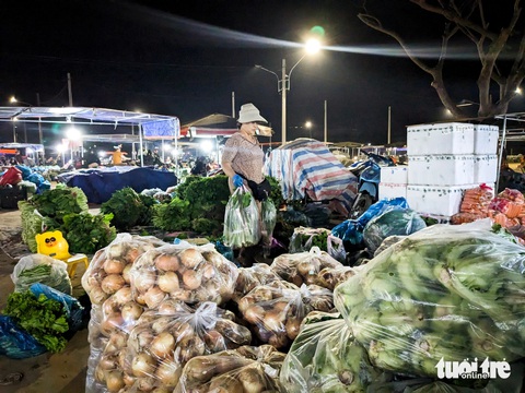 Chợ đêm Pleiku dời sang nơi mới, tiểu thương kêu chật, phường nói sẽ rà soát lại- Ảnh 3. Theo tiểu thương, những ngày đầu di dời về nơi mới, lượng hàng bán ra sụt giảm so với nơi cũ - Ảnh: TẤN LỰC