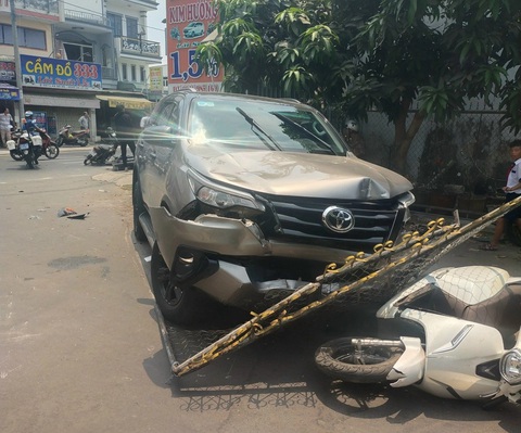 Lái xe ô tô dùng ma túy tông hàng loạt xe máy, 5 người chấn thương- Ảnh 1. Ô tô do tài xế Phong điều khiển tông hàng loạt xe máy, 5 người trọng thương - Ảnh: CTV