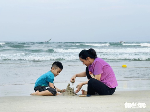 Nắng nóng bãi biển tấp nập khách, Đà Nẵng chuẩn bị lễ hội biển cuối tháng này- Ảnh 6. Cùng vui chơi trên bãi biển - Ảnh: PHƯƠNG LINH