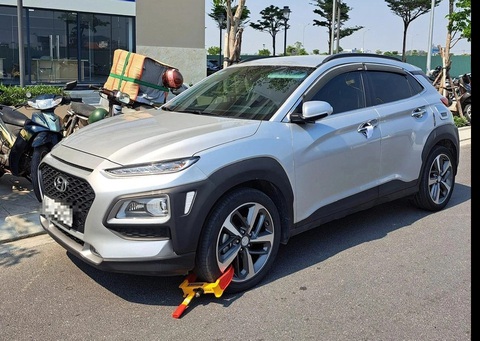 Ban quản lý tòa nhà tự ý cùm xe, công an đến mới tháo- Ảnh 1. Ô tô của gia đình anh H.B.T. bị cùm khi đậu dưới lòng đường gần tòa nhà F. - Ảnh: Anh T. cung cấp