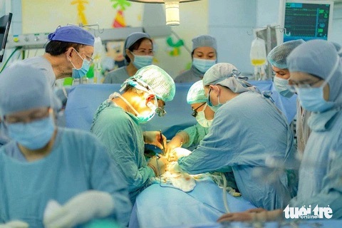 Bệnh viện Nhi đồng 2 đủ điều kiện ghép tạng từ người hiến sống và người chết não- Ảnh 1. Các bác sĩ Bệnh viện Nhi đồng 2 trong một ca ghép gan cho bệnh nhi thời gian trước đây - Ảnh: Bệnh viện cung cấp
