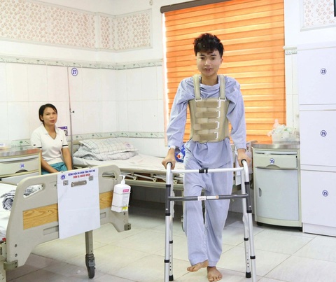 Đau lưng, mỏi chân cũng có thể là dấu hiệu của u tủy- Ảnh 3. Bệnh nhân tập đi sau phẫu thuật - Ảnh: BVCC