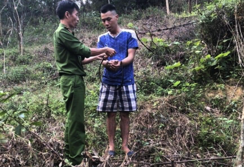Đã bắt được phạm nhân trốn trại giam ở Thanh Hóa- Ảnh 1. Phạm nhân Mai Văn Đệ vừa bị cảnh sát bắt giữ chiều 3-4 - Ảnh: Công an cung cấp