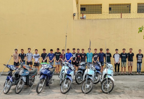 Lực lượng chức năng triệu tập các thanh niên tham gia vụ đuổi bắt nhau trên phố tại Bắc Ninh và hung khí, xe mô tô liên quan - Ảnh: ĐOÀN THỊ THUỶ Lực lượng chức năng triệu tập các thanh niên tham gia vụ đuổi bắt nhau trên phố tại Bắc Ninh - Ảnh: ĐOÀN THỊ THÙY