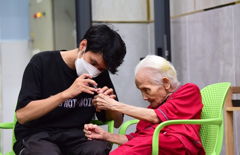 Thêm ngày nghỉ chăm sóc người thân- Ảnh 1. Người già cần được quan tâm, chăm sóc nhiều hơn - Ảnh: DUYÊN PHAN