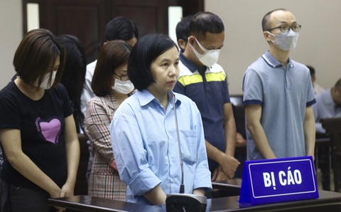 Một nhà đầu tư giấu tên muốn khắc phục hậu quả thay 'siêu lừa' Nguyễn Thị Hà Thành- Ảnh 1. Bị cáo Hà Thành (áo xanh) tại tòa phúc thẩm - Ảnh: DANH TRỌNG