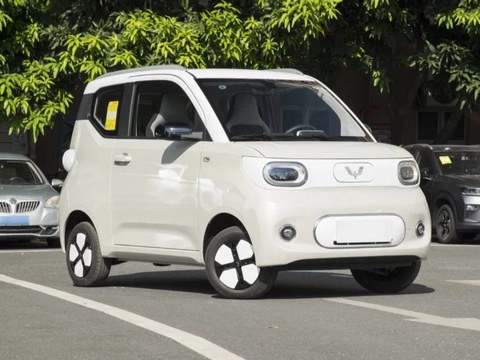 Đại lý nhận cọc Wuling Mini EV 2024: Giá dự kiến tăng nhẹ, tầm vận hành xa hơn- Ảnh 11. Động cơ là loại 40 mã lực, mô men xoắn 92 Nm. Pin LFP theo xe là loại 17,3 kWh, cho phép di chuyển 210km sau mỗi lần sạc đầy. Xe có thêm túi khí cho hành khách - Ảnh: Wuling