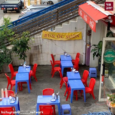 'Ghế nhựa hàng bia' lọt top 25 chiếc ghế tiêu biểu nhất thế kỷ- Ảnh 2. Chiếc ghế nhựa xuất hiện ở mọi nơi nhờ chi phí rẻ cùng độ tiện dụng