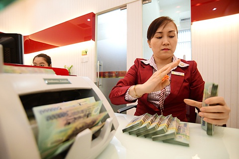 Các ngân hàng đang tích cực tung ra các gói cho vay ưu đãi để kích cầu tín dụng - Ảnh: QUANG ĐỊNH Các ngân hàng đang tích cực tung ra các gói cho vay ưu đãi để kích cầu tín dụng - Ảnh: QUANG ĐỊNH