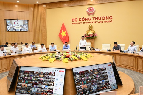 Tỉnh xin thêm điện tái tạo, bộ trưởng Bộ Công Thương: 'Không thể phát triển ngẫu hứng'- Ảnh 1. Bộ trưởng Bộ Công Thương Nguyễn Hồng Diên chủ trì cuộc họp - Ảnh: C.DŨNG