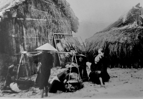 100 năm Nha Trang - hòn ngọc xinh đẹp trước biển - Kỳ 3: Vị công dân đặc biệt của Nha Trang- Ảnh 3. Người dân xóm Cồn Nha Trang thuở còn khó khăn - Ảnh: Bác sĩ Yersin chụp