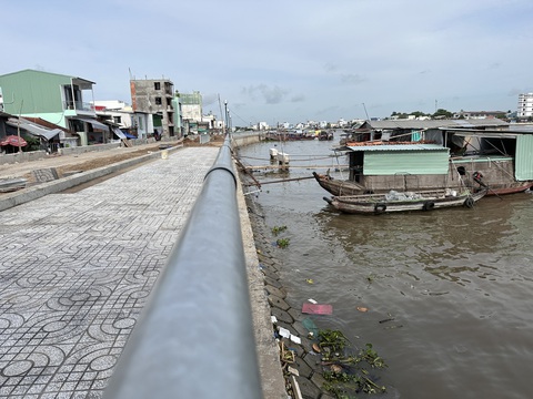Dự án kè sông Cần Thơ dài 5,2km sắp hoàn thành- Ảnh 1. Một đoạn kè sông Cần Thơ phía bờ Cái Răng - Ảnh: T.LŨY