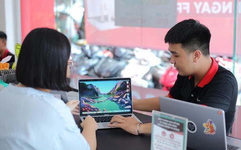 TP.HCM bổ sung laptop, bột giặt... vào chương trình bình ổn thị trường- Ảnh 1. Mua sắm laptop phục vụ năm học mới tại một hệ thống điện máy - Ảnh: ĐỨC THIỆN