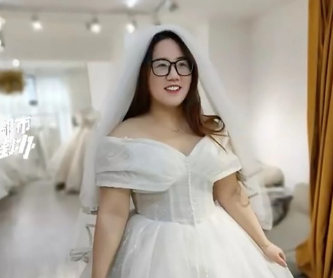 Tình yêu vượt bão giông: Cô gái quyết cưới bạn trai mắc bệnh bạch cầu- Ảnh 2. Liu trong chiếc váy cưới mà cô nói rằng sẽ mặc lại khi Zhi Aohong bình phục - Ảnh: Weibo