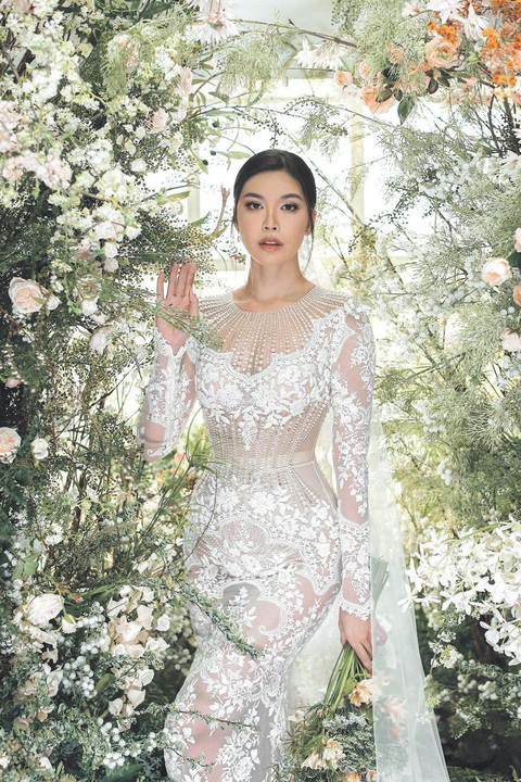 Minh Tú xả ảnh cưới lung linh, netizen bất ngờ gọi tên Lan Khuê, Chúng Huyền Thanh- Ảnh 2. Nhan sắc điểm 10 của Minh Tú trong chiếc váy cưới thêu hoa được khen ngợi
