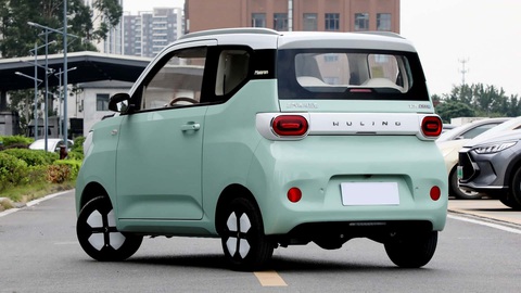 Đại lý nhận cọc Wuling Mini EV 2024: Giá dự kiến tăng nhẹ, tầm vận hành xa hơn- Ảnh 3. Thiết kế Wuling Mini EV 2024 điệu đà hơn với nhiều chi tiết bo tròn. Cụm đèn khác biệt với thiết kế gần như oval. Đèn sương mù phía dưới hình tròn. Đèn hậu cũng hình oval chứ không phải chữ nhật như trước. Bộ mâm cá tính mô phỏng cỏ 4 lá. Logo SmileyWorld Macaron độc quyền được gắn ở thân xe. Trên nóc có giá để hành lý - Ảnh: Wuling