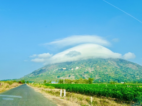Về Tây Ninh săn mũ mây và tránh nóng- Ảnh 2. Mũ mây trên núi Bà Đen nhìn từ huyện Dương Minh Châu