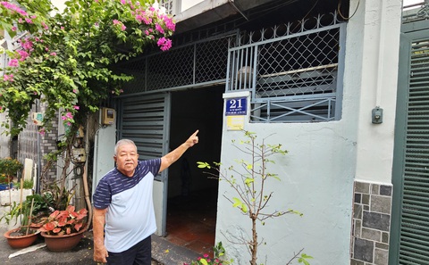 Nhà đất số 14 Tự Quyết (quận Tân Phú) là nhà ở cũ thuộc sở hữu nhà nước. Năm 1998, người thuê nhà đã phân nhà thành 3 căn (hiện có số 19, 21, 23 Tự Quyết) bán giấy tay cho 3 người khác sử dụng đến nay - Ảnh: ÁI NHÂN Nhà đất số 14 Tự Quyết (quận Tân Phú) là nhà ở cũ thuộc sở hữu nhà nước. Năm 1998, người thuê nhà đã phân nhà thành 3 căn (hiện có số 19, 21, 23 Tự Quyết) bán giấy tay cho 3 người khác sử dụng đến nay - Ảnh: ÁI NHÂN