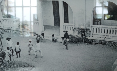 Trẻ em đang chơi đùa trong sân nhà bác sĩ Yersin - Ảnh: Bác sĩ Yersin chụp Trẻ em đang chơi đùa trong sân nhà bác sĩ Yersin - Ảnh: Bác sĩ Yersin chụp