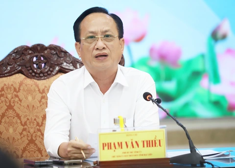 Chủ tịch Bạc Liêu Phạm Văn Thiều: 'Bệnh sợ trách nhiệm đang lan tràn'- Ảnh 1. Chủ tịch UBND tỉnh Bạc Liêu Phạm Văn Thiều phát biểu tại hội nghị cung cấp thông tin cho báo chí vào chiều 3-4 - Ảnh: CHÍ QUỐC