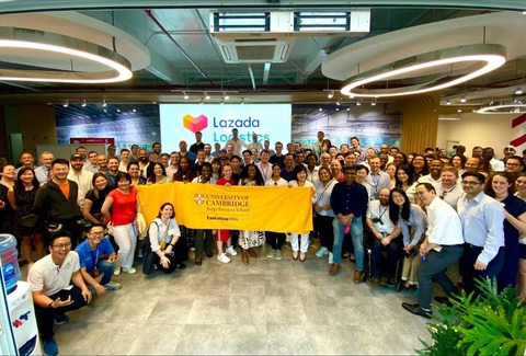 Đại học Cambridge gặp chuyên gia và doanh nghiệp TP.HCM- Ảnh 4. Đoàn Đại học Cambridge đến thăm Lazada
